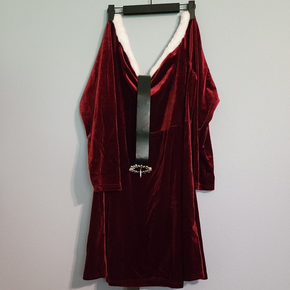*NWT* Mrs Clause Dress with Belt